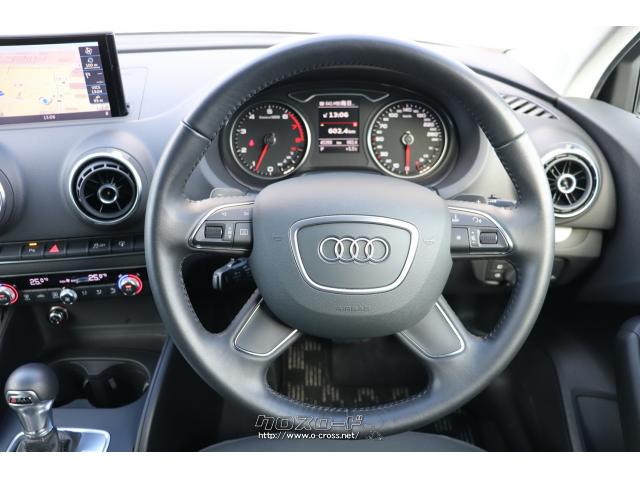 ステアリングに大きな擦れやほつれもなく良好な状態を保っています アウディ A3セダン