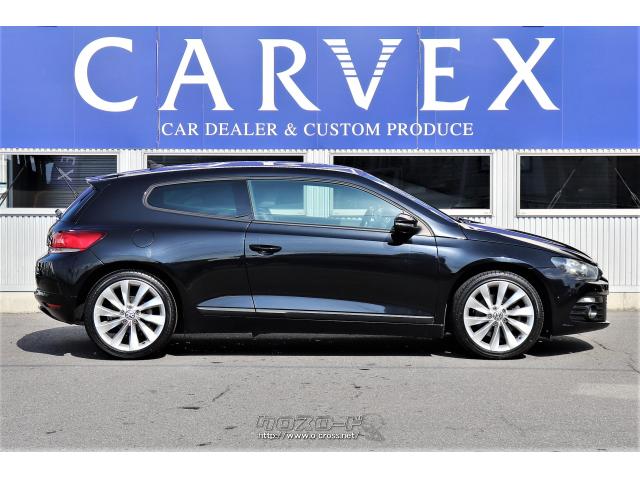 1800mmにもおよぶ長いルーフが、「シロッコ」のサイドビューを特徴づけています。デザインを個性的にするだけでなく、このルーフの長さが後席の居住空間を生みだしています フォルクスワーゲン シロッコ