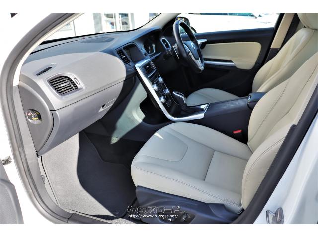 フローティングデザインのダッシュボード。エアコン、オーディオ操作パネルの裏側が空洞になり小物置きになっています。 ボルボ V60