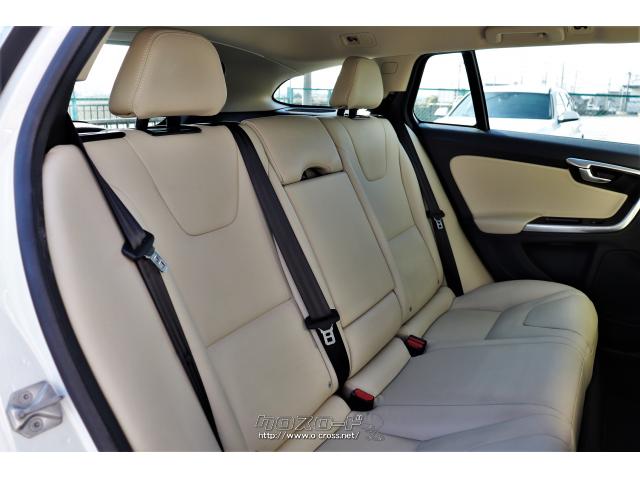 リアシートもたっぷりとしたサイズの物が装備されており、手触りの柔らかい革が使用されています ボルボ V60