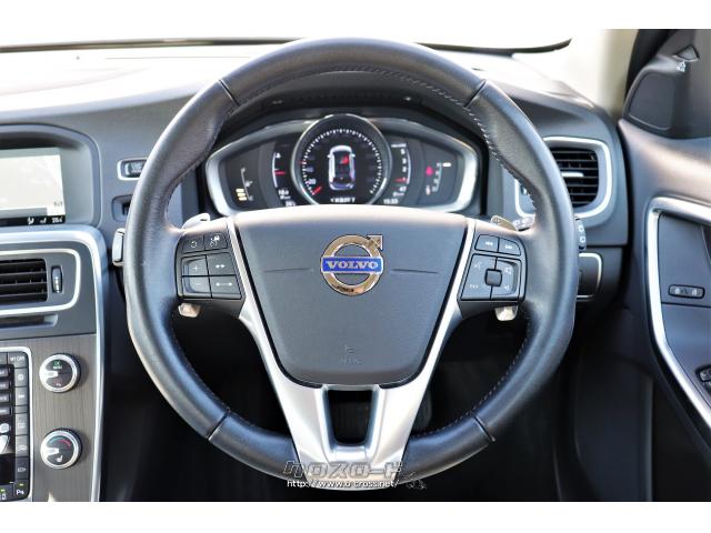 メーターは液晶タイプ。3パターンのデザインからお好みのモノを設定する事ができます ボルボ V60