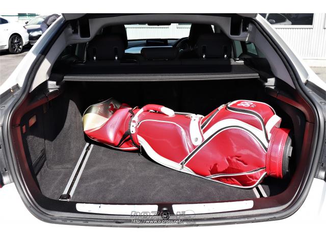 ゴルフバッグも大容量のトランクに楽に積み込むことができます BMW 3シリーズ