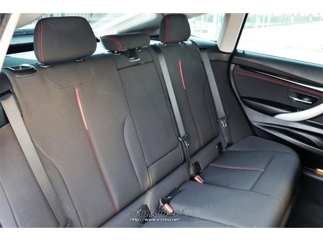 このモデルの最大の特徴である広大な足元スペースを持ったリアシート。ホイールベースが11センチ延長されており5シリーズに匹敵する室内空間を持っています BMW 3シリーズ