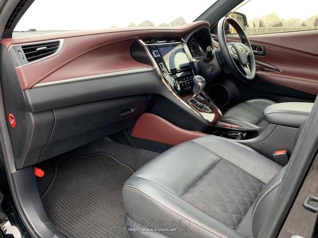 助手席の上質な室内空間は足元も広くとられております。 トヨタ ハリアー