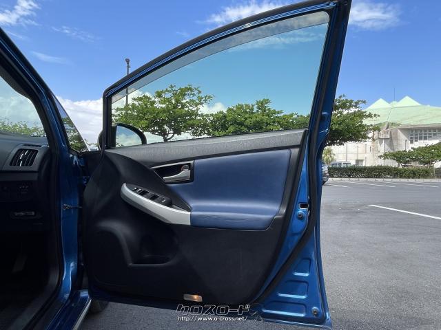 ドア内張もブルーレザーになります。 トヨタ プリウス